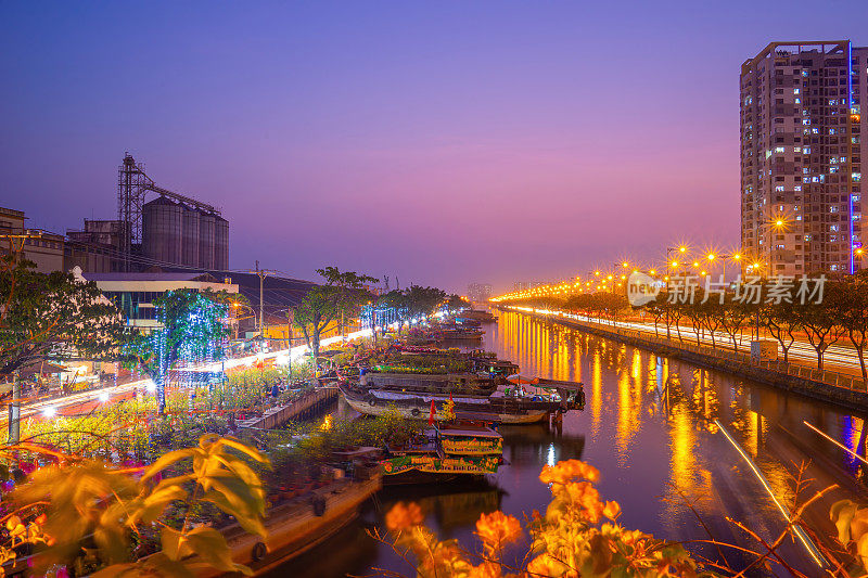 春天的西贡，运河上的船，运输春天的花为Tet到benbinh Dong露天市场，越南人高兴与农历新年，越南